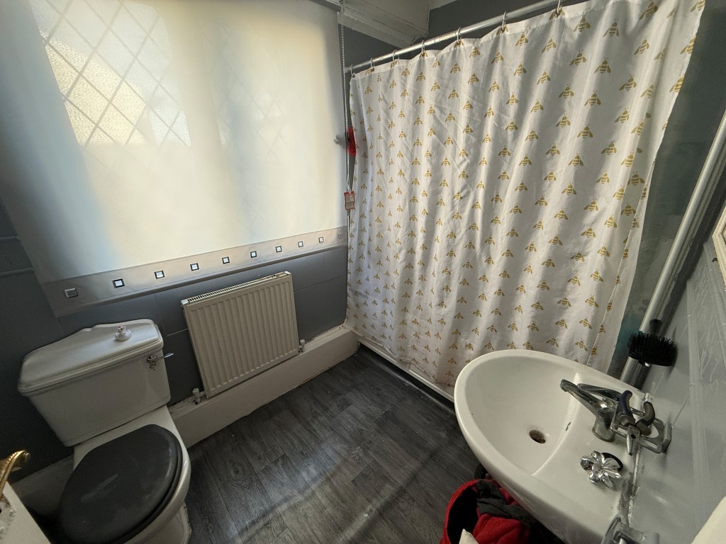 Lot: 33 - MIXED COMMERCIAL AND RESIDENTIAL INVESTMENT - Bathroom with WC